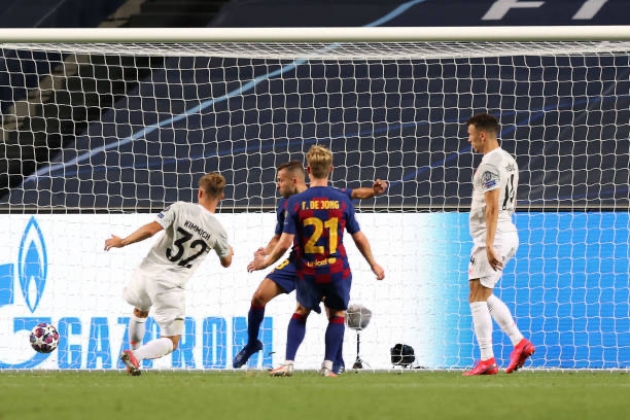 Kimmich nâng tỉ số lên 5-2 cho Bayern Munich.