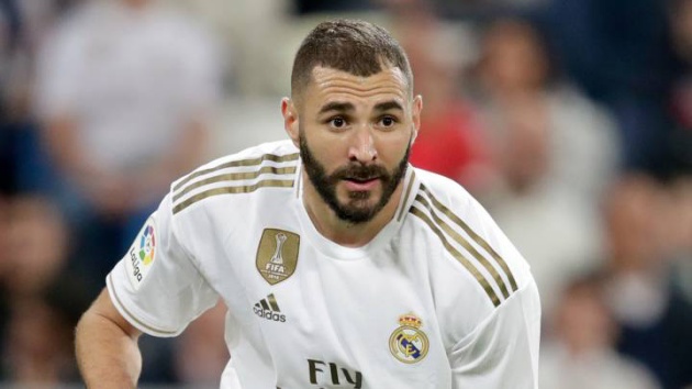 Real Madrid có trận ra quân La Liga 2020/21 không như ý khi chia điểm đầy tiếc nuối và nhạt nhoà với Real Sociedad. Hàng công kém duyên và bỏ lỡ nhiều cơ hội khiến cho Los Blancos không thể kết liễu đối thủ. Nếu nhắm đến việc ký thêm những bản hợp đồng chất lượng, bổ sung chất lượng hàng công, HLV Zinedine Zidane có 3 mục tiêu lớn dưới đây.