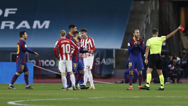 Messi nhận thẻ đỏ rời sân.