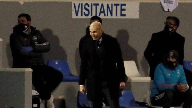 Zidane bị cách ly giữa lúc Real liên tục gây thất vọng.
