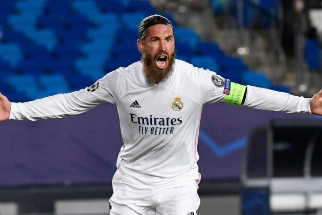 Trung vệ: Sergio Ramos (Real Madrid). Dù phong độ đã có phần sa sút và phải ngồi ngoài vì chấn thương, song chính những đóng góp to lớn của lão tướng người Tây Ban Nha vào chức vô địch La Liga mùa giải năm ngoái giúp anh được điền tên vào đội hình tiêu biểu.
