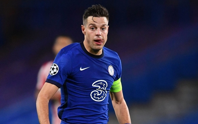 Kinh nghiệm cùng khả năng lãnh đạo của Cesar Azpilicueta luôn được Tuchel đánh giá cao. Tuy nhiên trong bối cảnh anh đang chịu tác động ngày càng nhiều hơn bởi vấn đề về mặt tuổi tác, giải pháp mang tên Malang Sarr có thể sẽ giúp thủ quân Chelsea giảm phần nào áp lực.