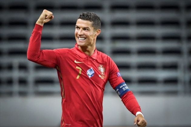 Tiền vệ trái: Cristiano Ronaldo (Juventus & Bồ Đào Nha) - 7,61. Ở tuổi 36, siêu sao người Bồ Đào Nha vẫn đang thể hiện một phong độ vô cùng ấn tượng. Mùa giải vừa qua, anh đã giành danh hiệu Chiếc giày vàng Serie A.