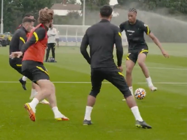 Mbuyamba tập luyện với đội 1 Chelsea.