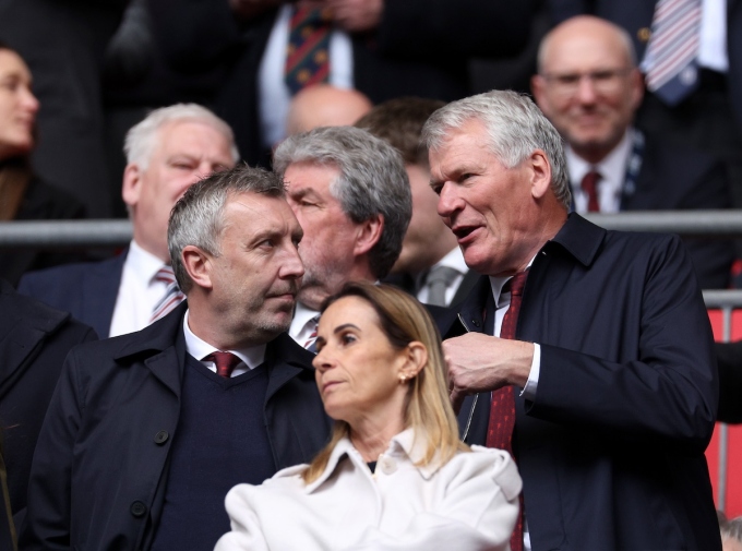 Jason Wilcox trò chuyện cùng cựu CEO MU dưới thời Sir Alex - David Gill