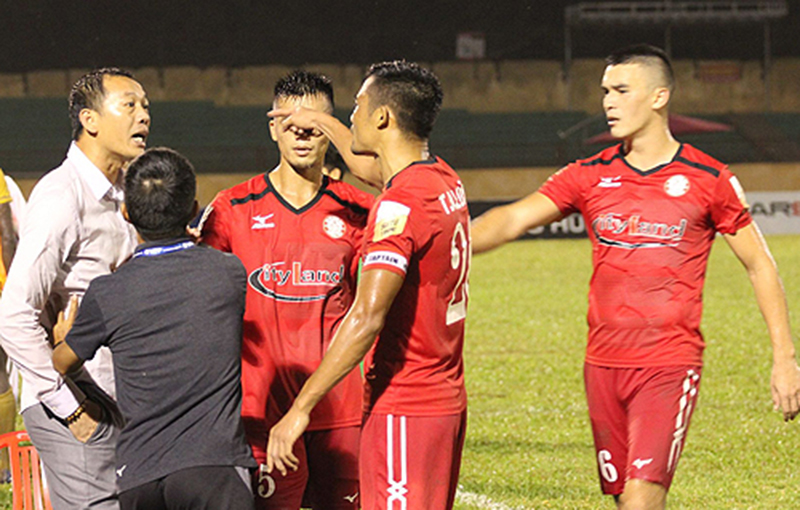 Trương Đình Luật của CLB TP.HCM to tiếng với Ban huấn luyện SLNA. Ảnh: VNE.