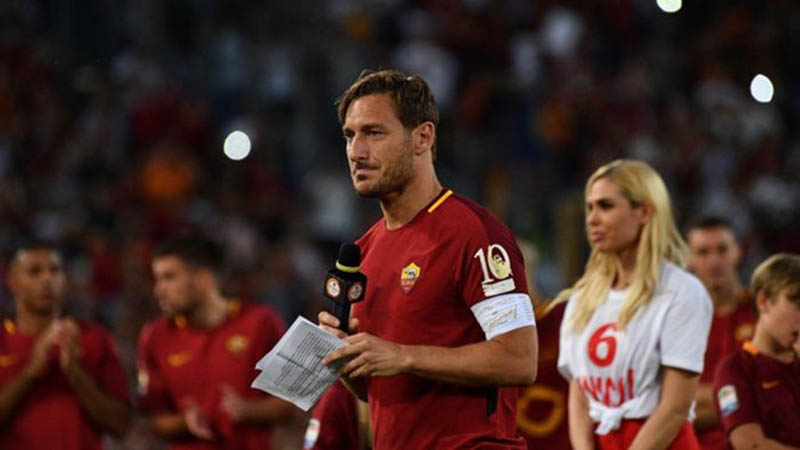 Totti rơi lệ khi lần cuối khoác lên mình màu áo bã trầu của Roma. Ảnh: Getty Images.