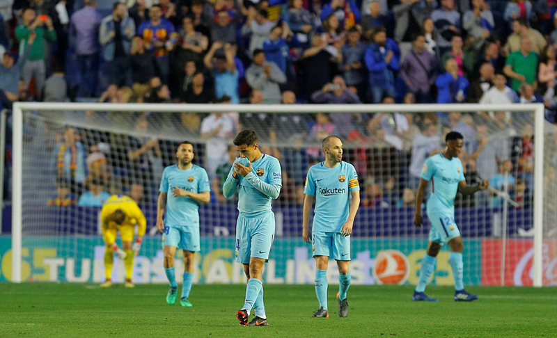 Sự thất vọng của các cầu thủ Barca sau thất bại trước Levante. Ảnh: REUTERS.