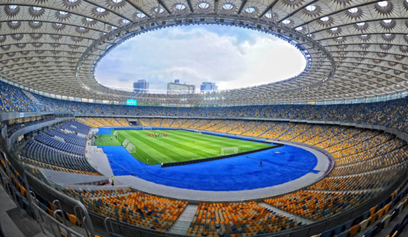 Khu phức hợp Thể thao Quốc gia Olimpiyskiy tọa lạc ở thủ đô Kiev của Ukraine. Đây là một trong những sân vận động có quy mô lớn nhất “lục địa già” với sức chứa lên đến gần 70.000 người.