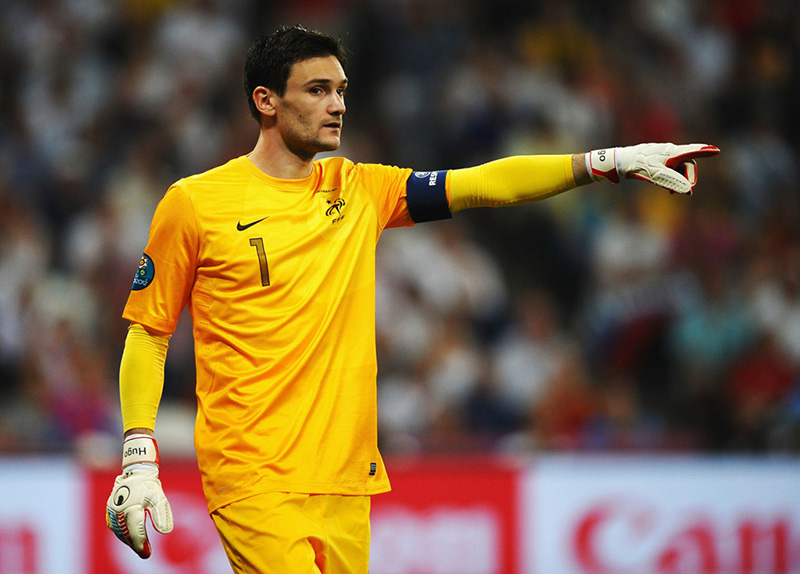 Hugo Lloris tiếp tục là đội trưởng đội tuyển Pháp năm nay. Anh giữ thành tích có nhiều trận đeo băng thủ quân nhất "Les Bleus" (72 trận), bỏ xa người xếp thứ 2 chính là HLV đương nhiệm Didier Deschamps (54 trận). Lloris cũng là cầu thủ có số lần khoác áo ĐTQG nhiều nhất trong danh sách này. Ảnh: SportWitness.