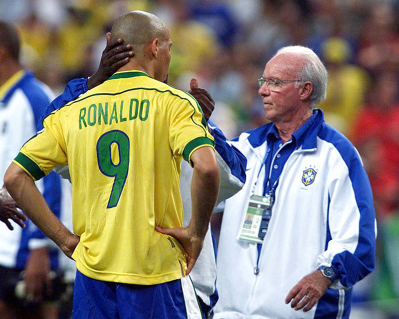 Nhưng đúng phút chót, Zagallo lại đưa Ronaldo vào sân, kết quả là Brazil thua 0-3. Ảnh: Getty Images.