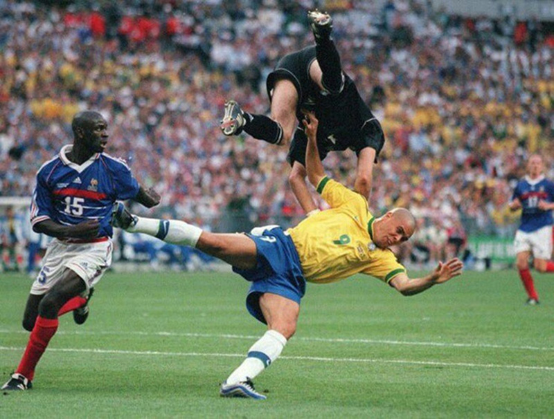 Ronaldo không làm được gì trước hàng phòng ngự chắc chắn của Pháp. Ảnh: Pinterest.