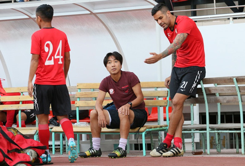 HLV Toshiya Miura (giữa) và tiền đạo Gonzalo (phải). Ảnh: Quang Thịnh.