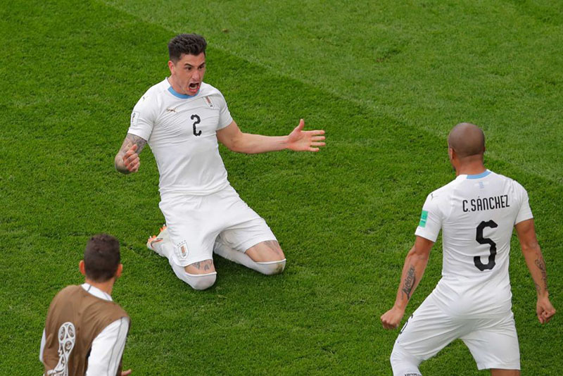 Gimenez ăn mừng bàn thắng có ý nghĩa quan trọng cho Uruguay.