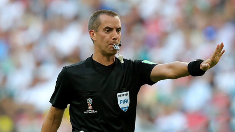 Trọng tài Mark Geiger từng xuất hiện tại World Cup Brazil 2014.