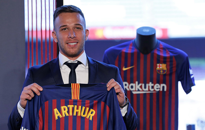 Arthur Melo: Ngay sau khi chia tay Paulinho, ban lãnh đạo Barcelona đã chiêu mộ một cầu thủ Brazil khác. Arthur Melo được cho là một bản hợp đồng tiềm năng của CLB này bởi anh chỉ mới 21 tuổi. Cựu cầu thủ của CLB Gremio chưa có kinh nghiệm thi đấu tại châu Âu, song đây được cho là bước đi hợp lý của đội chủ sân Nou Camp bởi họ vẫn đang sở hữu nhiều ngôi sao nơi hàng tiền vệ như Philippe Coutinho, Ivan Rakitic, Sergio Busquets,...