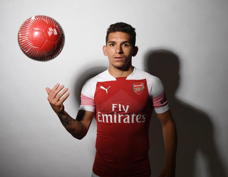 Lucas Torreira: Cũng giống như những cầu thủ Uruguay khác, Torreira có lối chơi máu lửa và không ngại va chạm khi thi đấu ở vị trí tiền vệ phòng ngự. Bản hợp đồng sinh năm 1996 được đánh giá là mảnh ghép phù hợp với Arsenal trong quá trình tái thiết dưới thời HLV Unai Emery. Mùa giải năm ngoái, Torreira ra sân 36/38 trận trong màu áo CLB Sampdoria ở Serie A. Điểm yếu duy nhất của cầu thủ này là chiều cao (1m68), song các cổ động viên "Pháo thủ" cũng không nên quá lo lắng bởi những siêu sao như Marco Veratti hay N'Golo Kante đều không có lợi thế về thể hình.