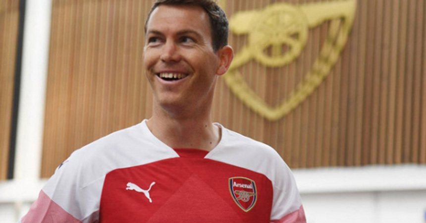 Stephan Lichtsteiner, đội trưởng tuyển Thụy Sĩ, cựu hậu vệ Juventus đã gia nhập Pháo thủ dưới dạng chuyển nhượng tự do.