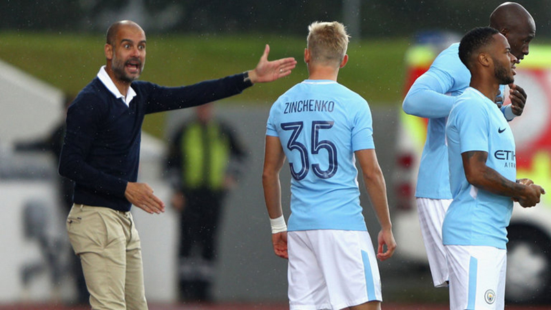 Oleksandr Zinchenko (số 35) được HLV Pep Guardiola chú ý đặc biệt.