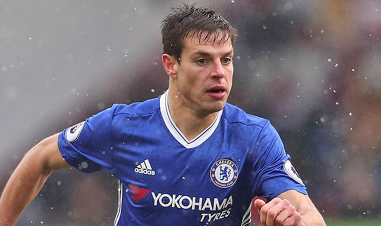 Án ngữ cánh phải hàng thủ sẽ là một trong những hậu vệ toàn năng bậc nhất Premier League, Cesar Azpilicueta.