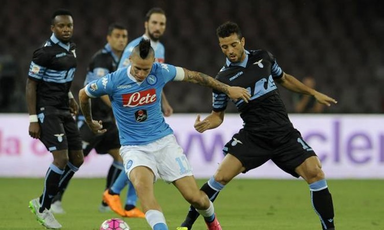 Lazio (áo đen) vs Napoli được xem như một trong những cuộc đối đầu hấp dẫn nhất vòng 1 Serie A.