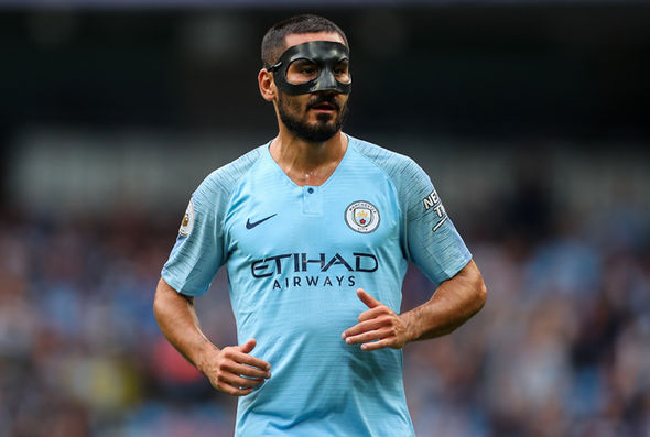 Nhằm tăng cường kiểm soát khu trung tuyến và cung cấp bóng cho 2 tiền đạo phía trên, HLV Pep Guardiola sẽ sử dụng thêm một cầu thủ nữa để hỗ trợ Fernandinho, Ilkay Gundogan.