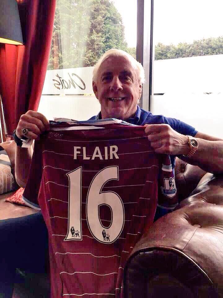Tương tự như Triple H, huyền thoại WWE, Ric Flair cũng là fan hâm mộ của đội bóng thành London, West Ham.
