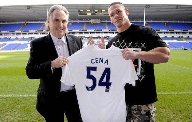 Đô vật lừng danh Hoa Kỳ, John Cena bày tỏ sự ủng hộ với Tottenham Hotspur.