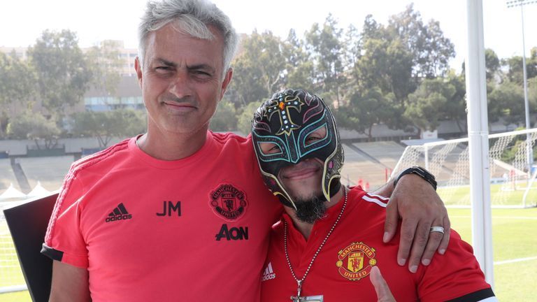 Rey Mysterio, "bậc thầy 619" chụp hình chung với HLV Jose Mourinho. Anh đồng thời cũng là fan hâm mộ nhiệt thành của Man United.