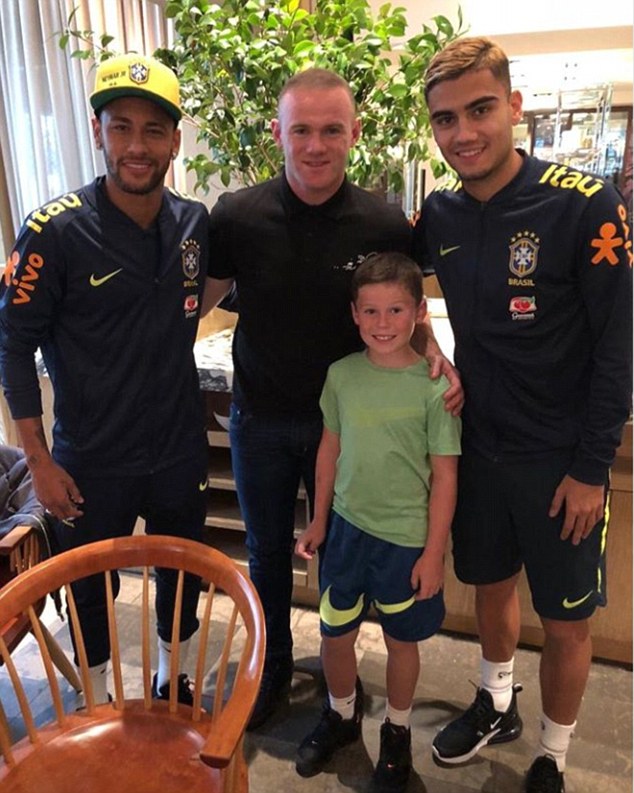 Neymar chụp hình lưu niệm cùng Wayne Rooney và sao Man Utd, Andreas Perreira.