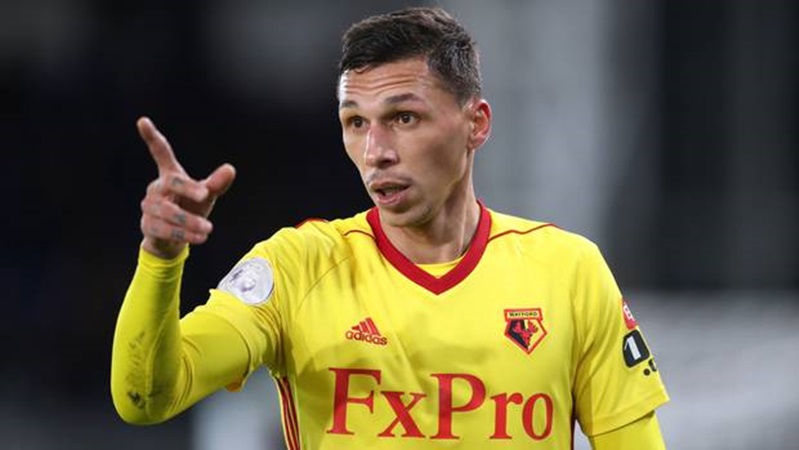 Hậu vệ trái của Watford, Jose Holebas là gương mặt tiếp theo được đề cập khi anh ngày một hoàn thiện kỹ năng phòng ngự đồng thời luôn tỏ ra nguy hiểm trong những pha leo biên. Holebas được chấm 7.19 điểm, tăng 0.43 so với mùa vừa rồi.