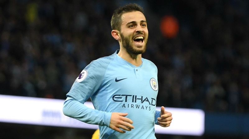 "Trò cưng" của Pep, một trong những cầu thủ thi đấu ấn tượng nhất Man City mùa này, Bernardo Silva đang chứng tỏ, anh hoàn toàn có thể đánh bật Raheem Sterling và Leroy Sane ra khỏi đội hình chính thức. Tiền vệ người Bồ Đào Nha được đánh giá đạt 7.25 điểm, tiến bộ hơn 0.46 năm vừa rồi.
