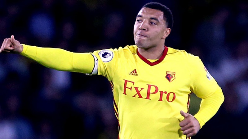 Tiền đạo đội trưởng của Watford, "bò mộng" Troy Deeney chính là gương mặt xếp thứ 3. Anh đóng vai trò quan trọng giúp Watford có chuỗi 4 chiến thắng liên tiếp đầu mùa và được trang WhoScored chấm 7.19 điểm, tăng 0.57 điểm so với năm trước.