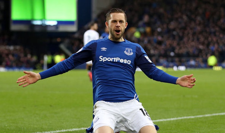"Vua đá phạt" của Everton, Gylfi Sigurdsson xếp thứ 2 khi được chấm 7.52 điểm, hơn 0.62 điểm so với năm trước. Số 10 của The Toffees đã ghi được 5 bàn và chúng đều đóng vai trò quan trọng giúp đội bóng vùng Merseyside giành những kết quả thuận lợi mùa này.
