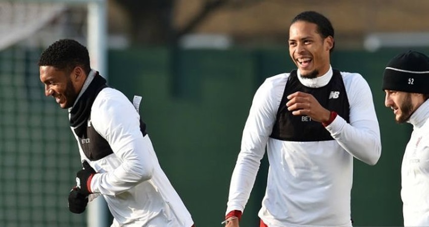 Joe Gomez (trái) và Virgil Van Dijk.