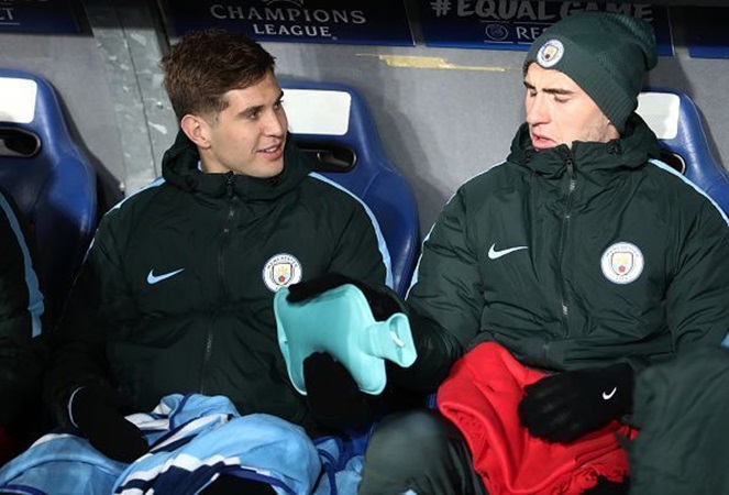 John Stones (trái) và Aymeric Laporte.