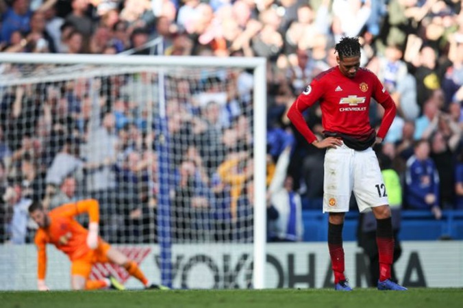 Trận đấu với Chelsea, mặc dù Man Utd đã dẫn trước 2-1 cho đến phút bù giờ thứ 6, thế nhưng, sai lầm của hàng phòng ngự đã khiến Quỷ đỏ đánh rơi mất 2 điểm khi để Ross Barkley gỡ hòa cho The Blues.