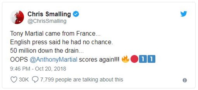 Sự việc càng trở nên đáng nói hơn khi một trong những cầu thủ đã mắc sai lầm của Man Utd, Chris Smalling lại tỏ ra vui vẻ và post một dòng tweet ăn mừng bàn thắng của Anthony Martial trên trang cá nhân.