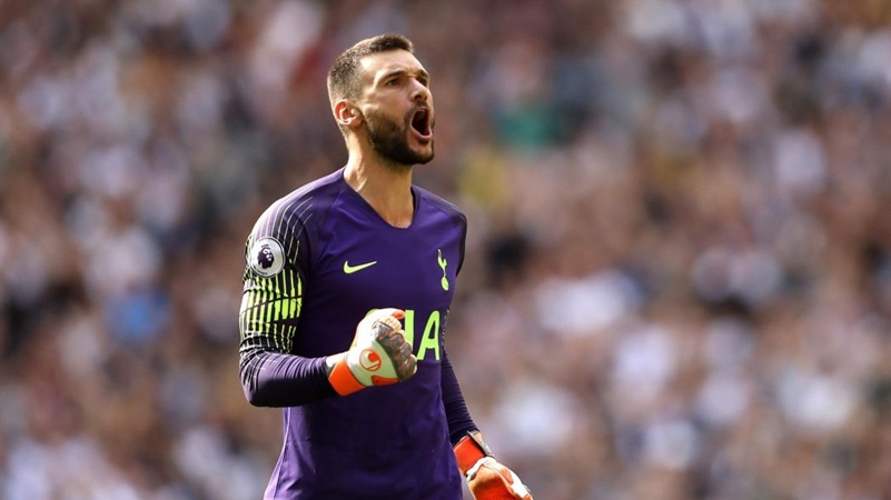 Trong khung gỗ, thủ thành Hugo Lloris với những màn trình diễn ấn tượng từ đầu mùa đã được trang Whoscored chấm 7.4 điểm, vượt trên cả những David De Gea hay Alisson. Phong độ tốt của Lloris là một trong những lý do giúp Tottenham dù không bổ sung nhân lực ở kỳ chuyển nhượng hè vẫn có một vị trí ổn định trong top 4.