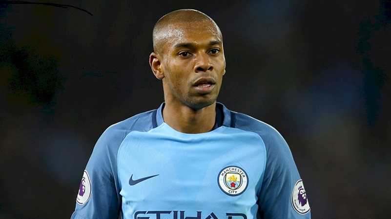 Vị trí tiền vệ phòng ngự, Fernandinho với phong độ thăng hoa cùng Man City từ đầu mùa đã lấn át những cái tên còn lại với số điểm 7.5.