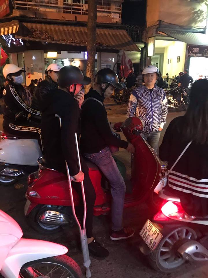 Tuy chân vẫn còn chống nạng nhưng Xuân Mạnh vẫn rất nhiệt tình.