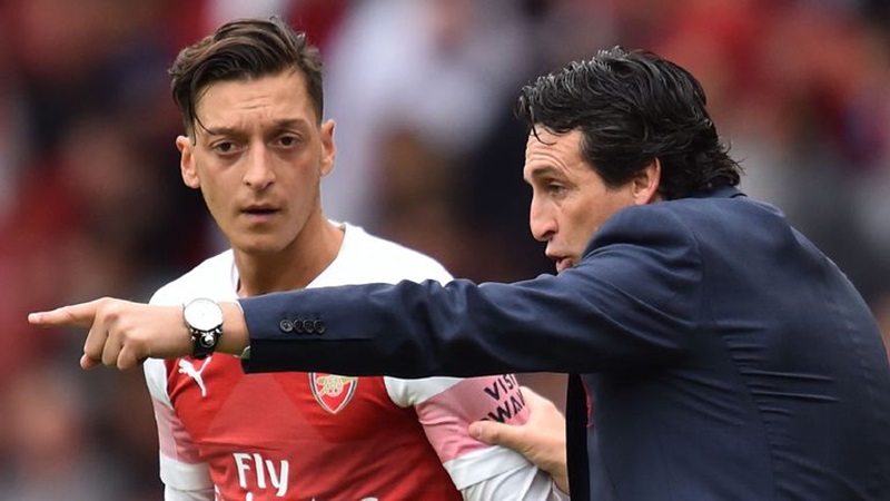 Unai Emery đã đưa ra câu trả lời về việc để Mesut Ozil ngồi ngoài trong trận đấu với BATE Borisov.