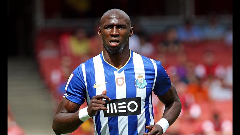 2. Eliaquim Mangala: Chuyển đến Manchester City với giá 30 triệu euro. Từng được kỳ vọng sẽ vươn mình và trở thành người đá cặp ăn ý với Vincent Kompany ở Etihad, thế nhưng, Mangala đã không chứng tỏ được mình và giờ đây, anh đang thi đấu cho Valencia theo dạng cho mượn.