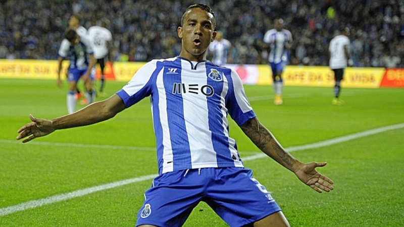 3. Danilo: Chuyển đến Real Madrid với giá 31.5 triệu euro. Gia nhập đội chủ sân Santiago Bernabeu với hy vọng trở thành hậu vệ phải hàng đầu Kền kền trắng cũng như cướp lấy vị trí chính thức của Dani Carvajal, thế nhưng Danilo không để lại nhiều dấu ấn và anh đã chuyển đến Man City sau đó.