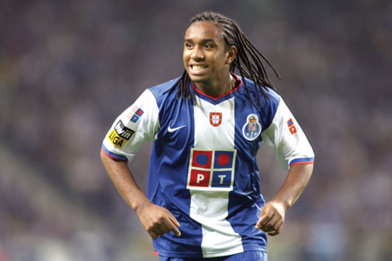 4. Anderson: Chuyển đến Manchester United với giá 32 triệu euro. Được đích thân HLV Sir Alex Ferguson tuyển lựa, thế nhưng, Anderson đã không thể vươn mình để trở thành một "Ronaldo thứ 2" tại Old Trafford. Tiền vệ người Brazil hiện tại đang chơi cho đội Adana Demirspor ở giải Hạng nhất Thổ Nhĩ Kỳ.