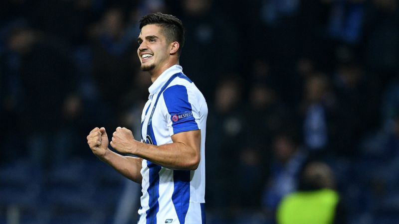 6. Andre Silva: Chuyển đến AC Milan với giá 38 triệu euro. Cầu thủ được mệnh danh "Ronaldo đệ nhị" không thể cạnh tranh vị trí ở San Siro và hiện anh đang chơi bóng ở Sevilla dưới dạng cho mượn.