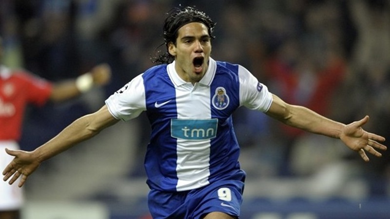 7. Radamel Falcao: Chuyển đến Atletico Madrid với giá 40 triệu euro. "Mãnh hổ" Falcao đã có khoảng thời gian thi đấu thăng hoa trong màu áo Rojblancos, tuy nhiên, anh đã đánh mất mình khi chơi bóng ở nước Anh cho Man United và Chelsea. Hiện tại, Falcao đang đầu quân cho câu lạc bộ nước Pháp, Monaco.