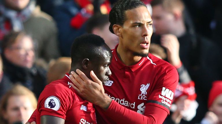Charlie Nicholas đánh giá cao vai trò của Virgil Van Dijk và Sadio Mane trong đội hình Liverpool mùa này.