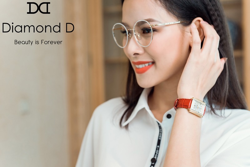 Không chỉ đóng vai trò bảo vệ, chiếc kính mắt còn là một điểm nhấn thời trang, phong cách khiến người dùng tự tin, đẹp hơn trong mắt người đối diện.