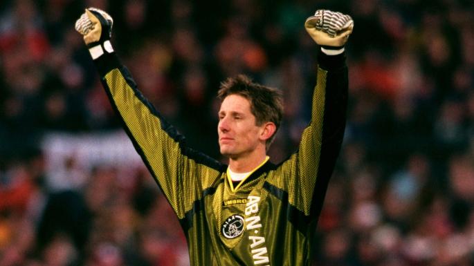 1. Thủ môn: Edwin Van Der Sar: Là huyền thoại trong khung gỗ của tuyển Hà Lan, Ajax Amsterdam và Manchester United, Van Der Sar khiến khán giả ngây ngất bởi khả năng cứu thua tuyệt hảo cùng những tình huống chỉ đạo hàng phòng ngự tuyệt vời. Hiện tại, anh đang đảm nhận vai trò Giám đốc thể thao tại đội bóng Thủ đô xứ hoa tulip.